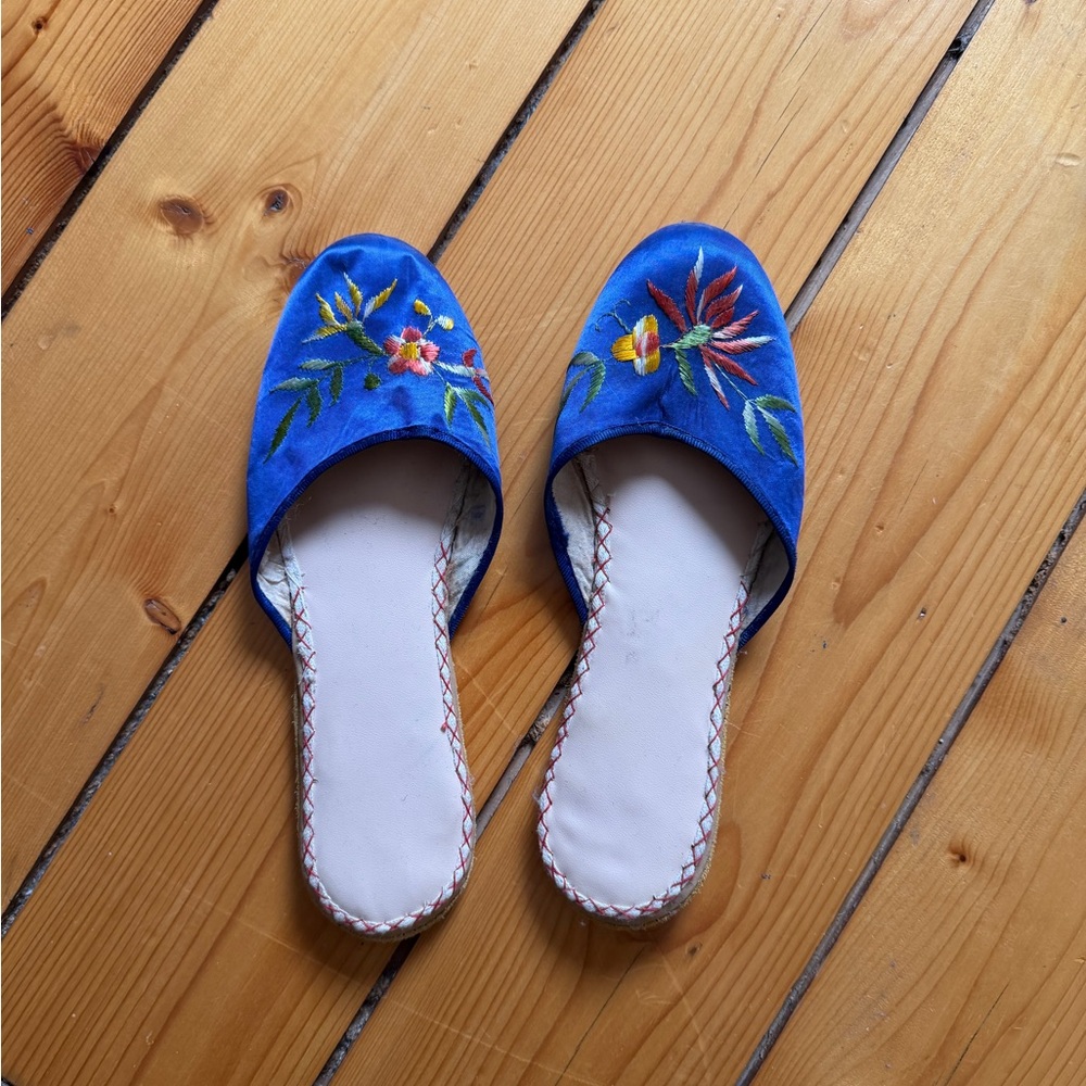 Handmade vintage blue floral embroidered silk Chinese slippers 🌷